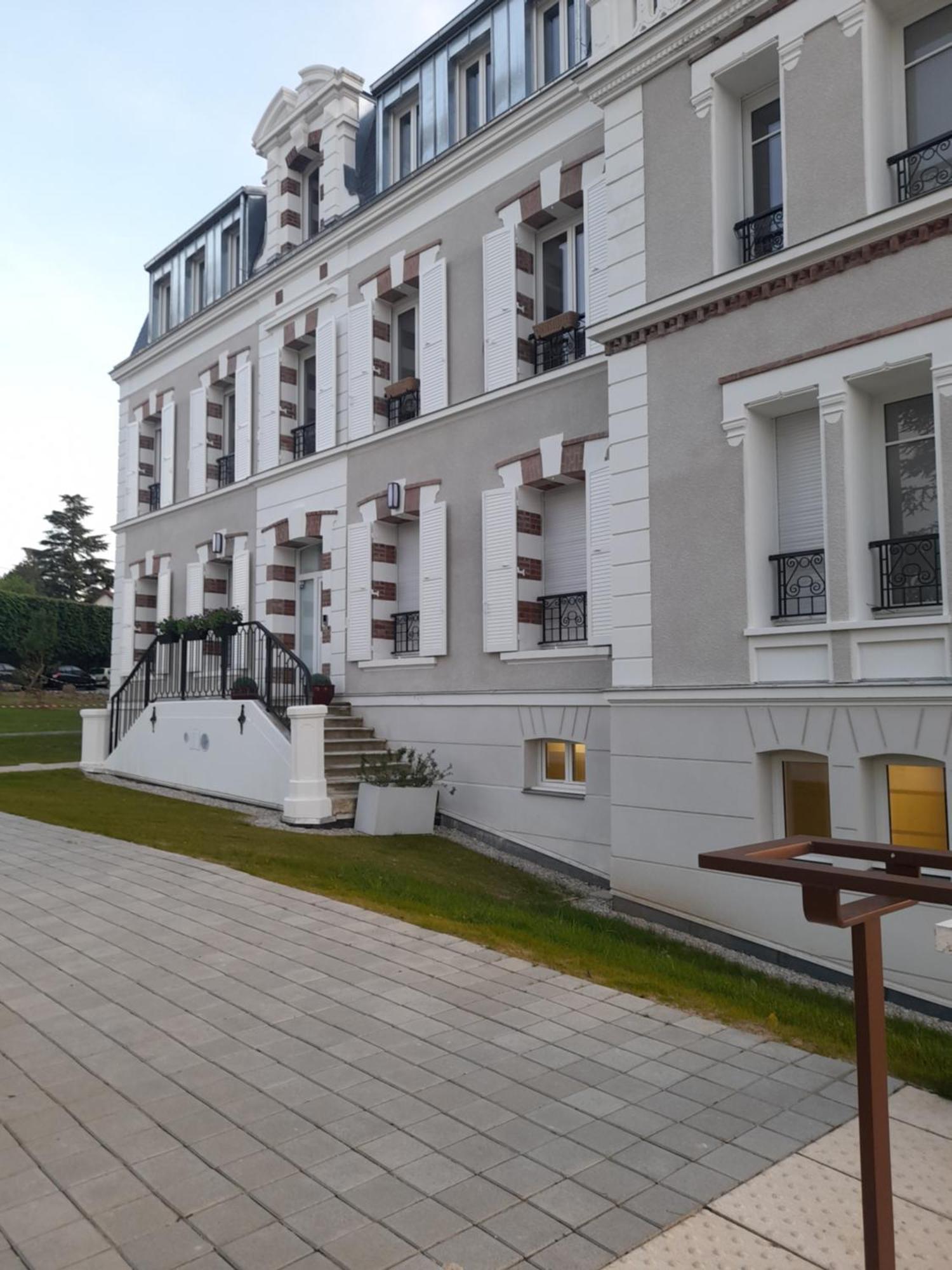 Appart Dans Petit Chateau En Centre Ville Lagny Exteriör bild