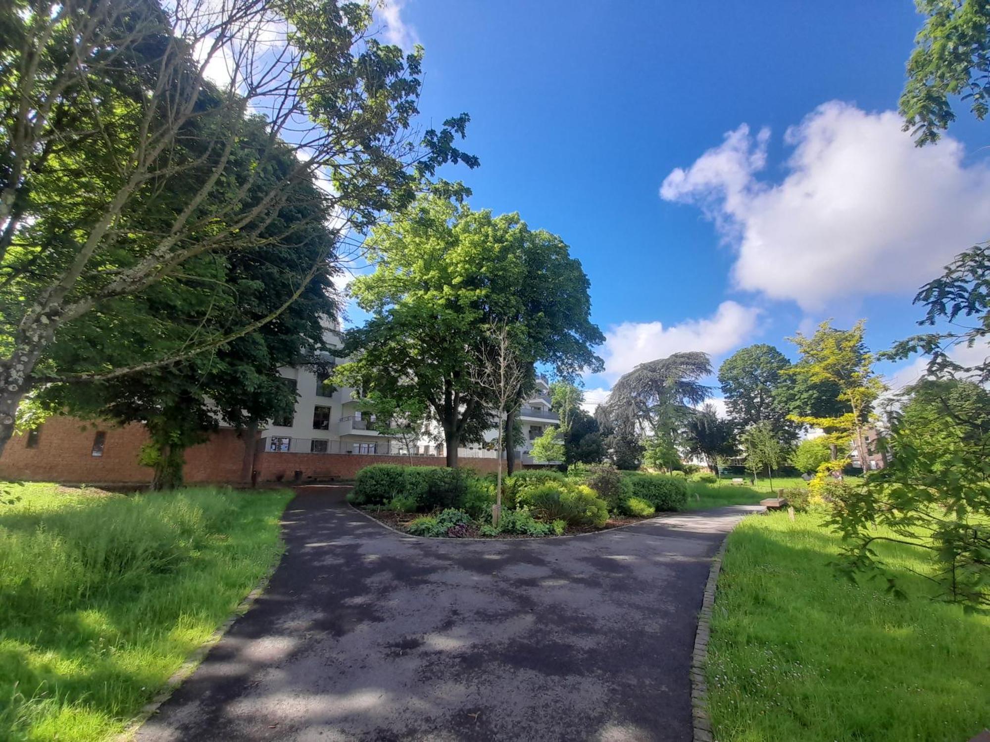Appart Dans Petit Chateau En Centre Ville Lagny Exteriör bild