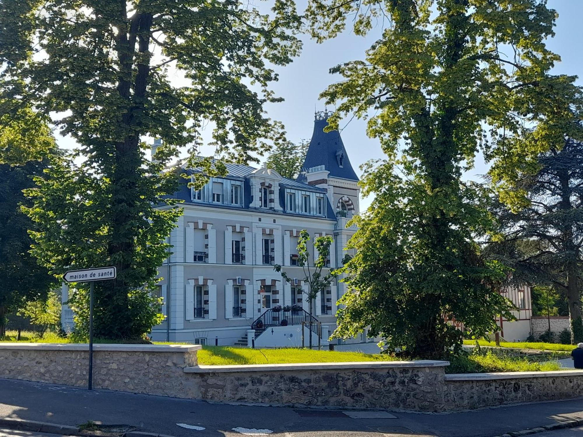 Appart Dans Petit Chateau En Centre Ville Lagny Exteriör bild