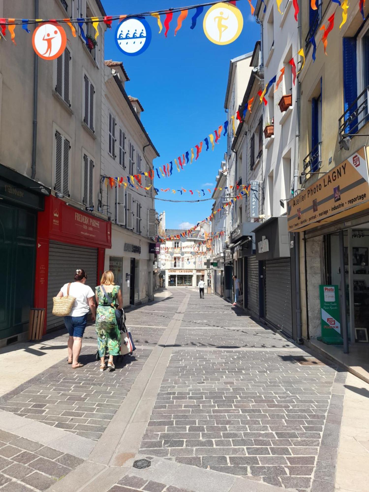 Appart Dans Petit Chateau En Centre Ville Lagny Exteriör bild